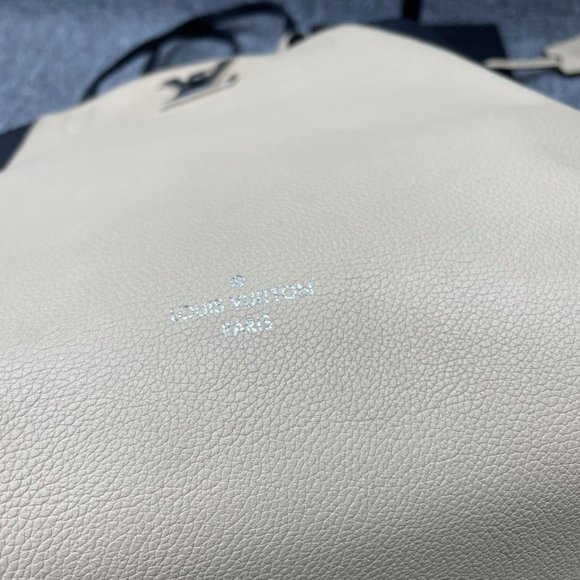 Auth Louis Vuitton Lock Me black and beige like new - Picture 7 of 11